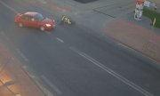 Nagranie z kamery na kórym widać samochód i motocykliste którzy brali udział w wypadku
