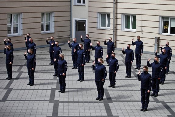 nowo przyjęci policjanci podczas ślubowania