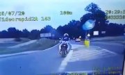 Nagranie z wideorejestratora pokazujące pościg za motocyklistą