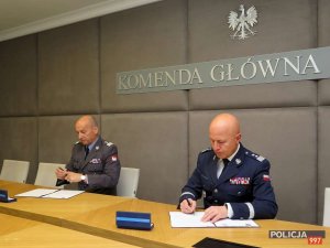 Komendant Główny Policji gen. insp. Jarosław Szymczyk i Dowódca Garnizonu Warszawa gen. dyw. Robert Głąb podpisują porozumienie o współpracy