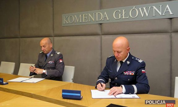 Komendant Główny Policji gen. insp. Jarosław Szymczyk i Dowódca Garnizonu Warszawa gen. dyw. Robert Głąb podpisują porozumienie o współpracy