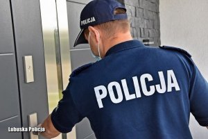 Policjant sprawdza mieszkanie