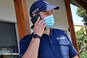 Policjant rozmawia przez telefon