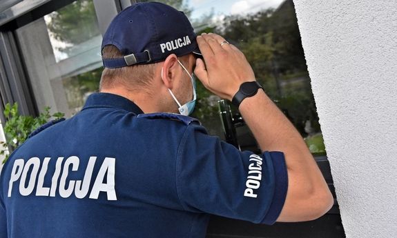 Policjant sprawdza mieszkanie