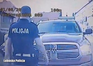 Fragment z wideorejestratora na którym widać policjanta i samochód który eskortował