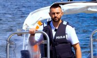 policjant na łodzi