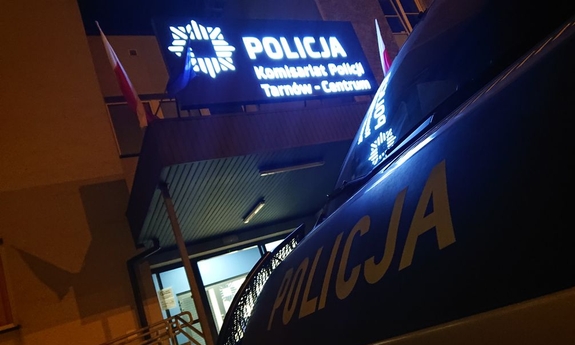 radiowóz policyjny przed budynkiem komisariatu Policji