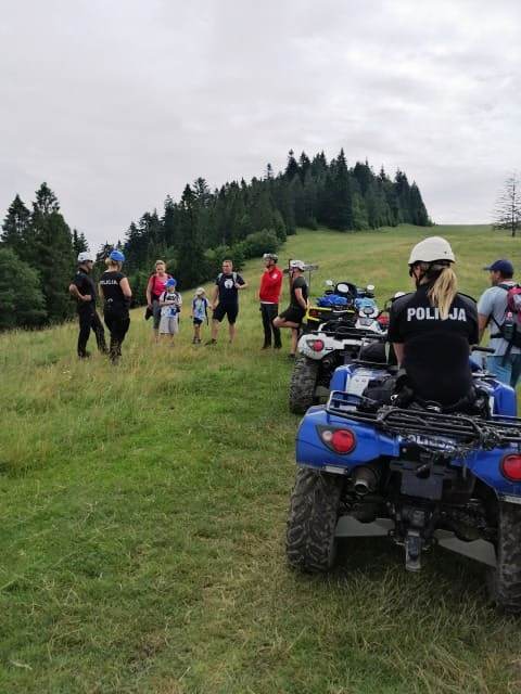 funkcjonariusze przypominali zasady bezpieczeństwa podczas  wędrowania i jazdy rowerem po szlakach