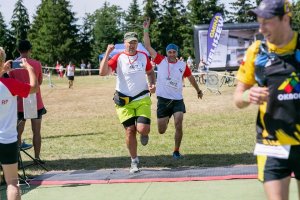 uczestnicy ultramaratonu w strojach sportowych