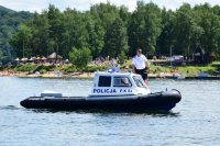 policjanci na łodzi