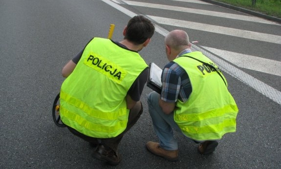 dwaj policjanci prowadzą czynności na miejscu zdarzenia