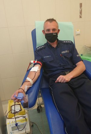 Umundurowany policjant oddaje krew