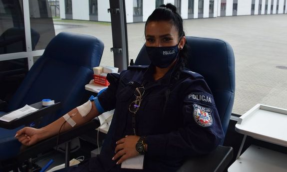 Policjantka oddaje krew