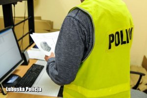 Policjant trzyma odciski palców