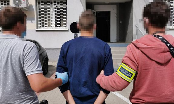 zatrzymany prowadzony przez policjantów