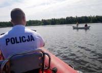 policjant na łodzi