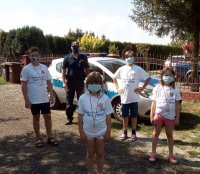 policjant rozmawia z dziećmi o bezpieczeństwie