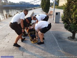 Na zdjęciu widzimy policjantów, którzy pomogli kobiecie, która wskoczyła do wody i zaczęła tonąć.