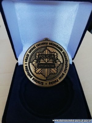 Pamiątkowy medal który został przekazany na licytację
