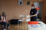policjantka rozmawia z dziećmi o bezpieczeństwie
