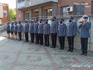 Policjanci stojący w szeregu