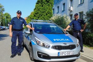 Policjanci przy radiowozie