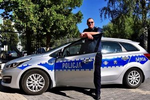 Policjant przy radiowozie