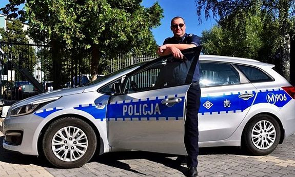 Policjant przy radiowozie