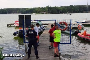 Na obrazku widzimy służby, które przybyły na miejsce po tym jak zostały wezwane do mężczyzny, który nie mógł dostać się na brzeg.