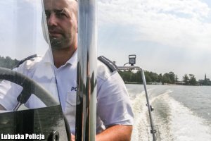 Na obrazku widzimy służby, które przybyły na miejsce po tym jak zostały wezwane do mężczyzny, który nie mógł dostać się na brzeg.