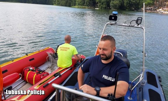 Na zdjęciu widzimy policjantów i ratowników WOPR, który przybyli a miejsce zdarzenia, żeby pomóc mężczyźnie, który nie mógł wydostać się na brzeg