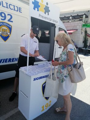 kobieta i policjant przy mobilnym posterunku