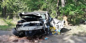 rozbity samochód na miejscu wypadku