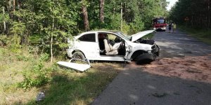 rozbity samochód na miejscu wypadku