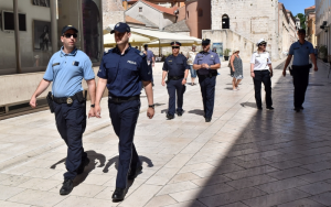 policjanci podczas patrolu