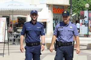 policjanci podczas patrolu