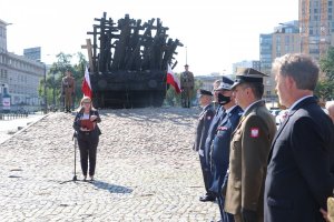 kobieta mówi do mikrofonu podczas uroczystości w hołdzie ofiarom „Operacji polskiej” NKWD w latach 1937–1938