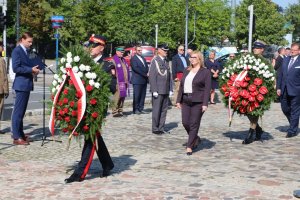 przedstawiciele władz państwowych składają wieńce pod pomnikiem w hołdzie ofiarom „Operacji polskiej” NKWD w latach 1937–1938
