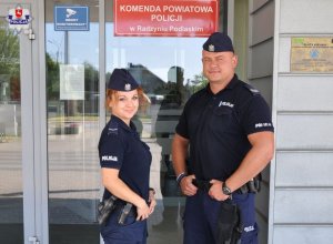 Policjanci którzy wynieśli mężczyznę z płonącego budynku