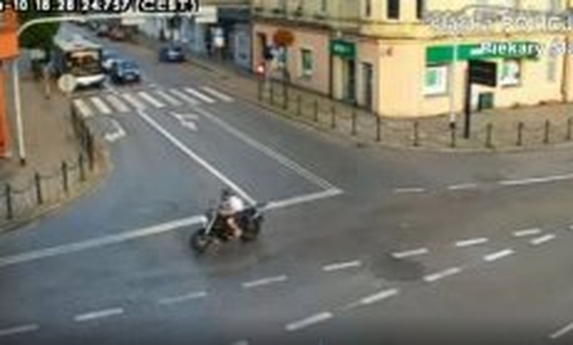 zdjęcie motocyklisty na skrzyżowaniu