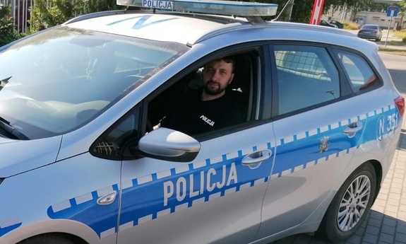 policjant w radiowozie