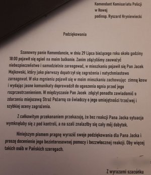 Na zdjęciu widzimy podziękowania dla policjanta, który zareagował na widok pożaru