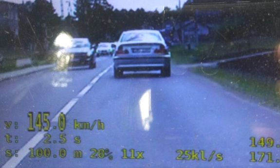 Na zdjęciu widzimy samochód, który jechał 145 km /h w obszarze zabudowanym