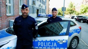 Na zdjęciu widzimy funkcjonariuszy, którzy po służbie zatrzymali mężczyznę, który chciał zniszczyć samochód