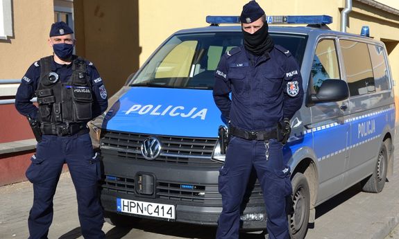 Na zdjęciu widzimy policjantów, którzy uratowali niedoszłego samobójcę