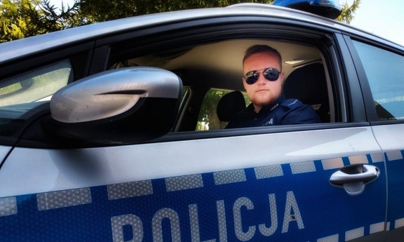 policjant siedzi w radiowozie