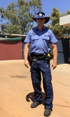 Na obrazku widzimy policjanta, który wyjechał z Polski i został policjantem w Australii