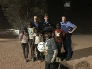 Na obrazku widzimy policjanta, który wyjechał z Polski i został policjantem w Australii