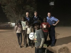 Na obrazku widzimy policjanta, który wyjechał z Polski i został policjantem w Australii