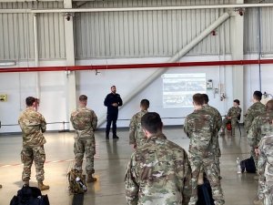 Policjant prowadzi szkolenie żołnierzy amerykańskich w Bazie Lotnictwa Taktycznego w Łasku